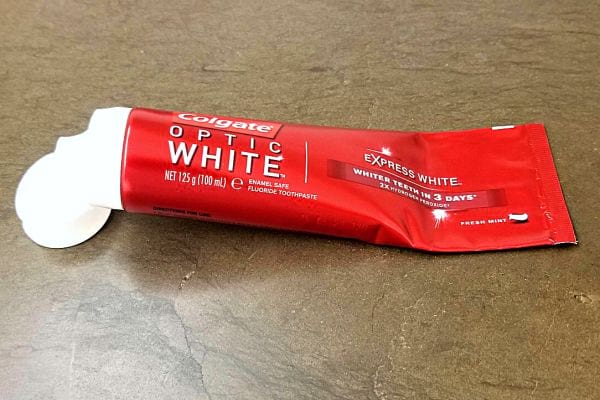 Un tube de dentifrice colgate rouge