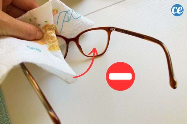 Une personne tenant un sopalin dans sa main avec une paire de lunette