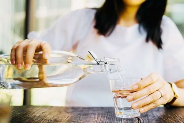 Une femme qui boit plus d'eau pour lutter contre la rétention d'eau