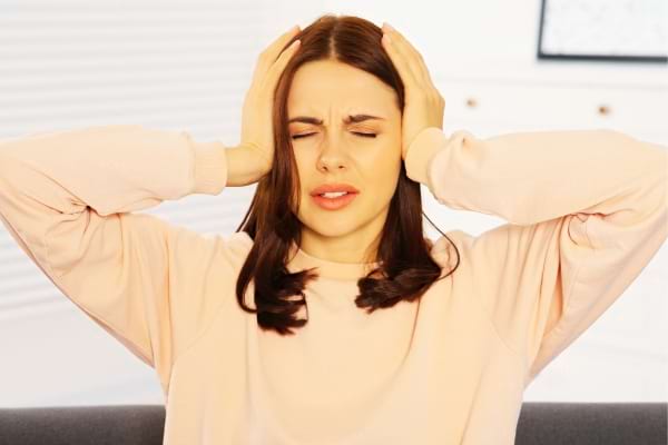 Une femme ayant mal à la tête et qui n'a pas envie de rapport sexuel