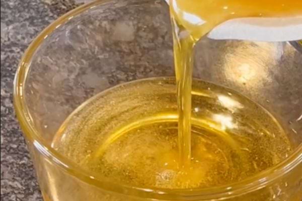 de la cire orientale chaude versée dans un récipient en verre