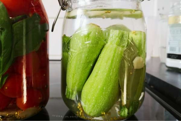 jeunes courgettes dans un bocal en verre