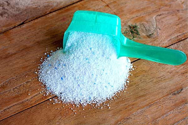 De la lessive en poudre sur le sol 