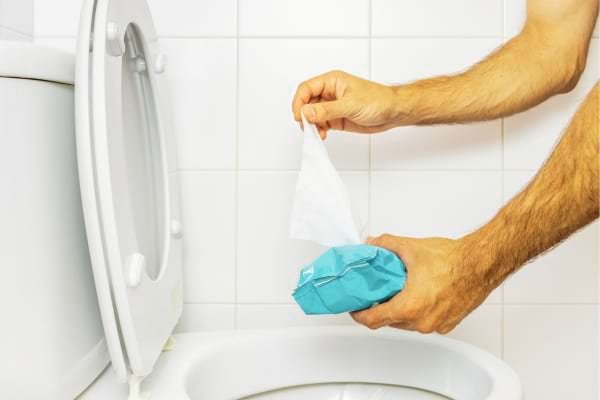 Des lingettes à ne pas mettre dans un sanibroyeur