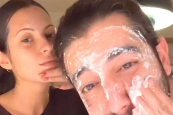 un homme se fait un masque avec des coquilles d'oeufs