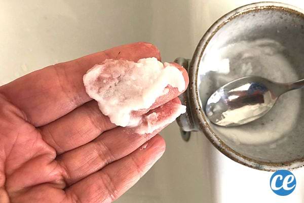 Une personne ayant un gommage exfoliant purifiant dans sa main 