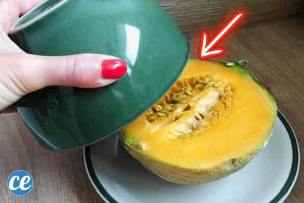 demi melon coupé sous un bol vert