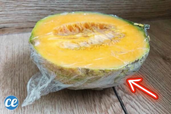 demi-melon sous un film cellophane alimentaire.