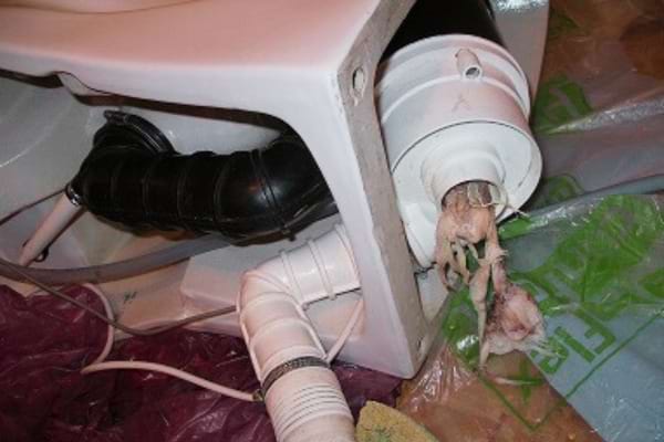 Un moteur de sanibroyeur démonté pour le déboucher