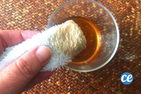 un coton imbibé de vinaigre de cidre