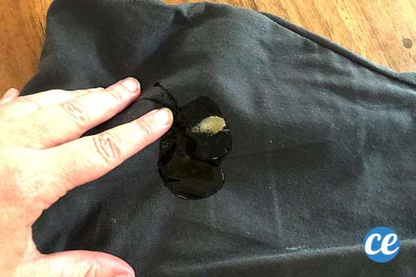 une tache de peinture sur un pantalon noir nettoyée avec du savon noir