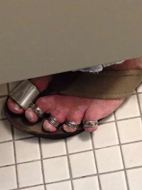 Un pied avec des bagues aux orteils