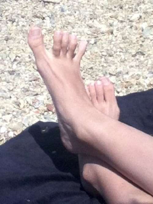 Des pieds avec des orteils écartés