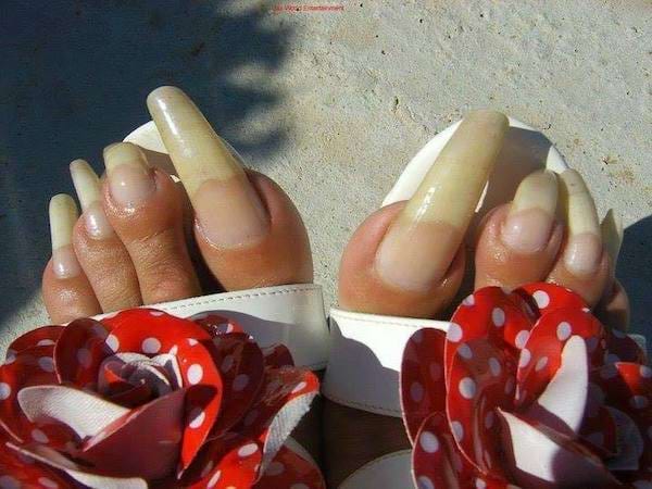 Des pieds avec des longs ongles