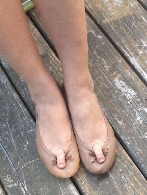 Des pieds avec des doigts de pied d'honneur dans des ballerines beiges
