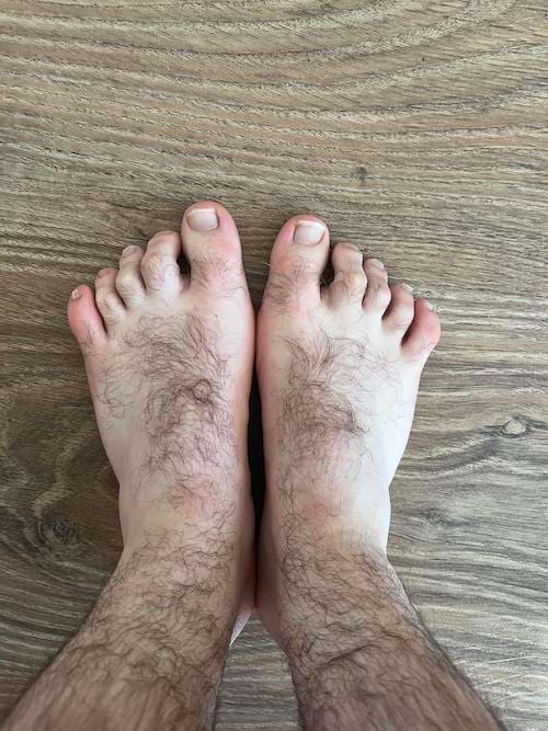 Des pieds poilus
