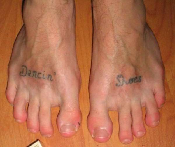 Des pieds tatoués