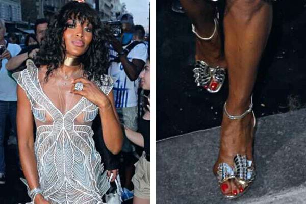 Les pieds de Naomi Campbell dans des talons