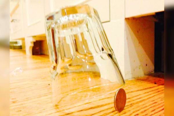 Un verre en équilibre sur une pièce de monnaie.
