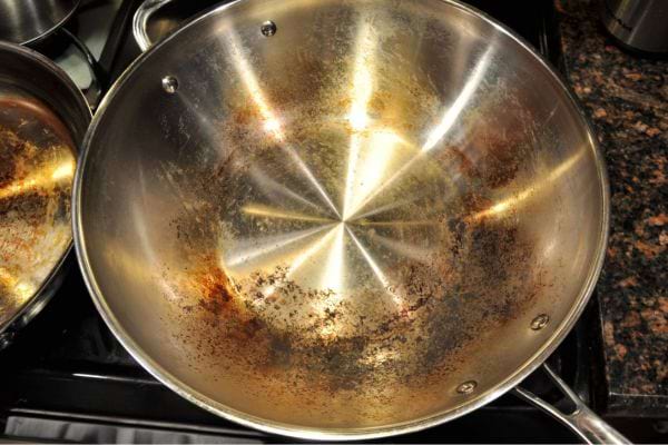 Nettoyer une casserole/poêle en inox brûlée - PARLAPAPA