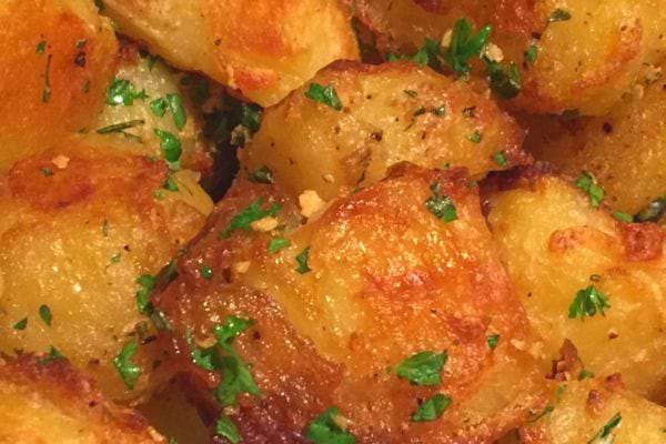 Des pommes de terre avec des herbes dessus
