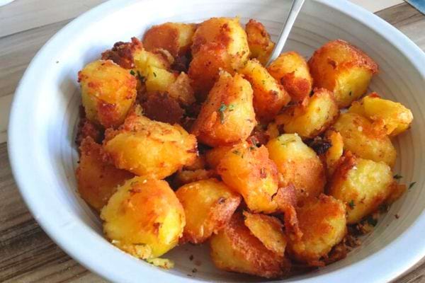Des pommes de terre dans une assiette blanche creuse