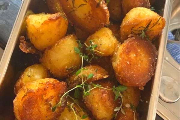 Des pommes de terre dans une barquette