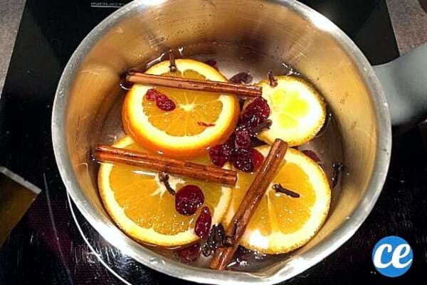 Un pot-pourri d'agrumes avec de la cannelle dans un bol en aluminium 