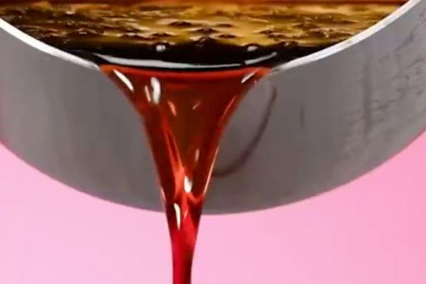 de la cire orientale qui coule d'une casserole