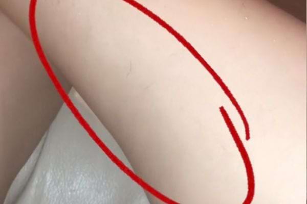 une épilation orientale réussie sur une jambe