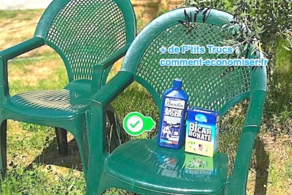 des chaises en plastique vert avec un paquet de bicarbonate de soude et du savon noir