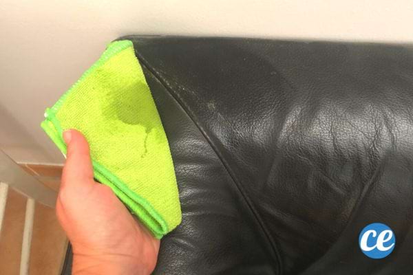 un chiffon avec du savon noir pour nettoyer un canapé en cuir