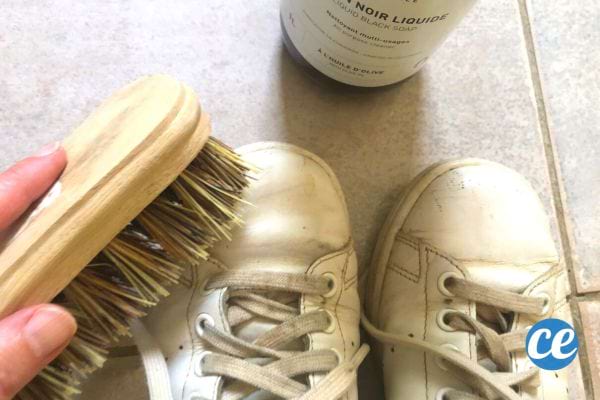 des baskets blanches en simili cuir nettoyée à la brosse avec du savon noir