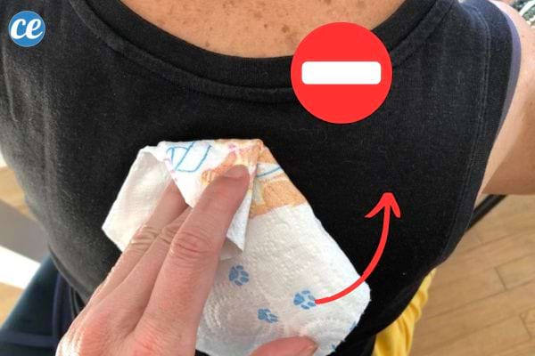 Une personne tenant un sopalin dans sa main sur un débardeur noir