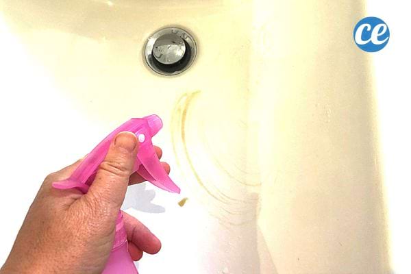 Un spray nettoyant au savon noir pour nettoyer un lavabo