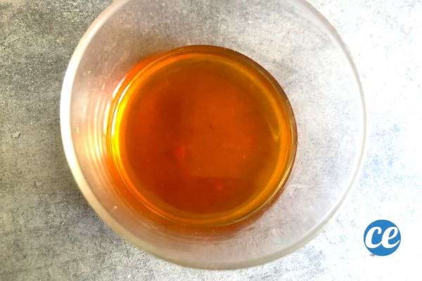 un verre de vinaigre de cidre