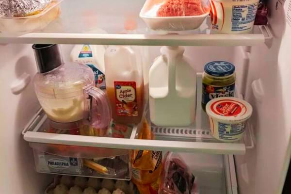 Des aliments stockées dans un frigo