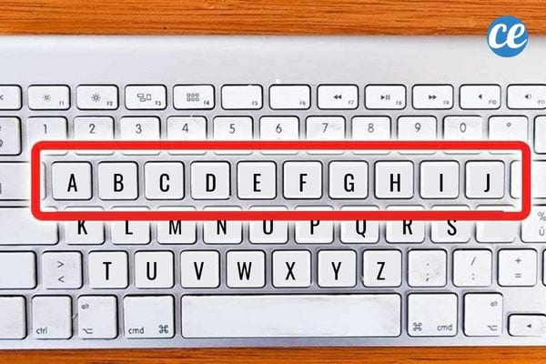 Un clavier d'ordinateur avec l'ordre des lettres alphabétique encadré en rouge 