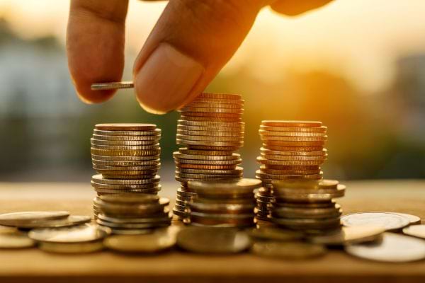 des piles de pièces de monnaie