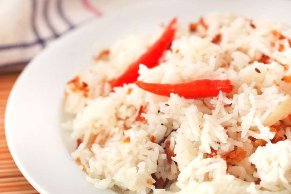 une assiette de riz avec du piment