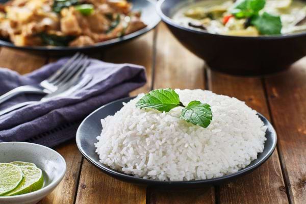 un plat de riz dans une assiette noire