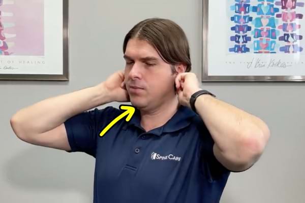 Un auto-massage de l'arrière du cou pour soulager la migraine en 30 secondes.
