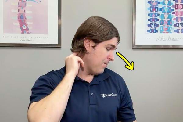 Un auto-massage contre la migraine en tournant la tête et en regardant vers le bas.