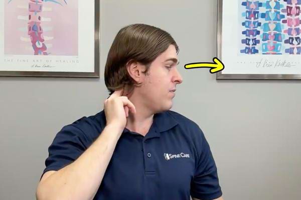 Un auto-massage contre la migraine en tournant la tête.