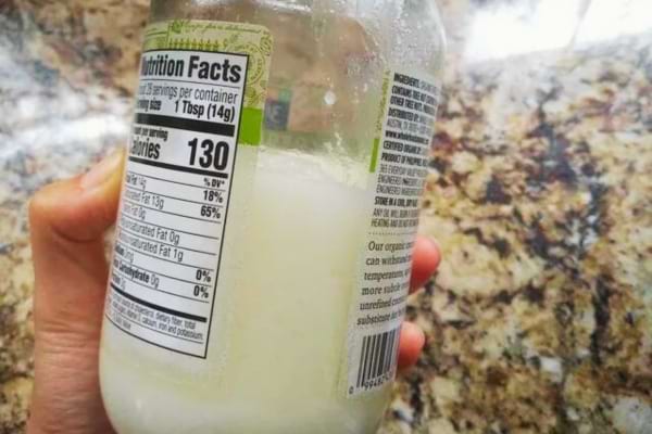 Un bocal d'huile de coco pour soulager une langue fissurée