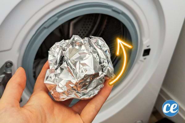 Pourquoi mettre une boule de papier d'aluminium dans la machine à