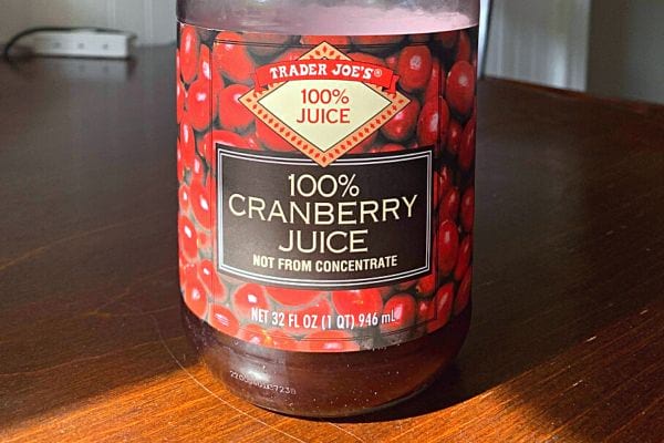 Une bouteille de jus de cranberry 