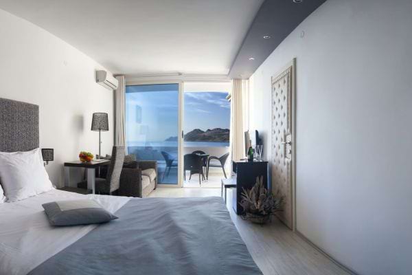Une chambre avec une terrasse au fond