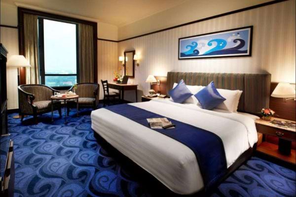 Une chambre d'hôtel toute propre avec une décoration de couleur bleue