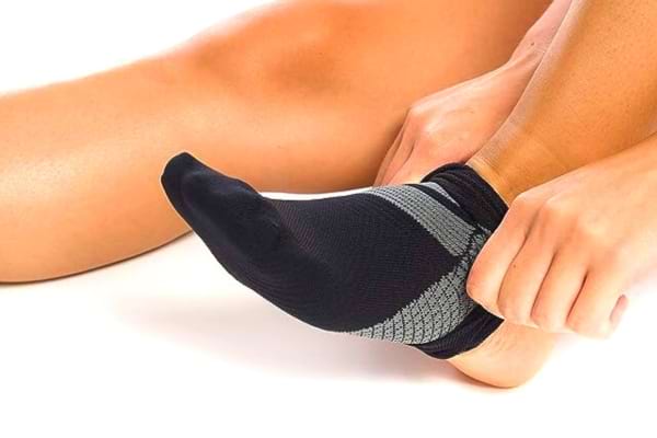Une chaussette de compression pour soulager les douleurs au talon